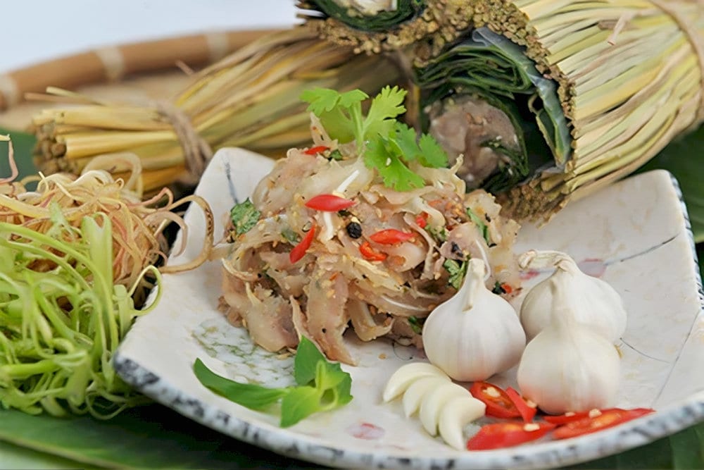 Tré là món ăn truyền thống, kết hợp giữa thịt heo và gia vị lên men, mang hương vị chua nhẹ đặc trưng